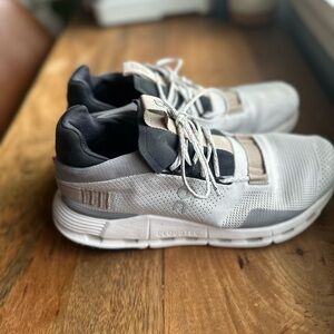 On Cloud Tec Running Gray and Black Athletic Shoes